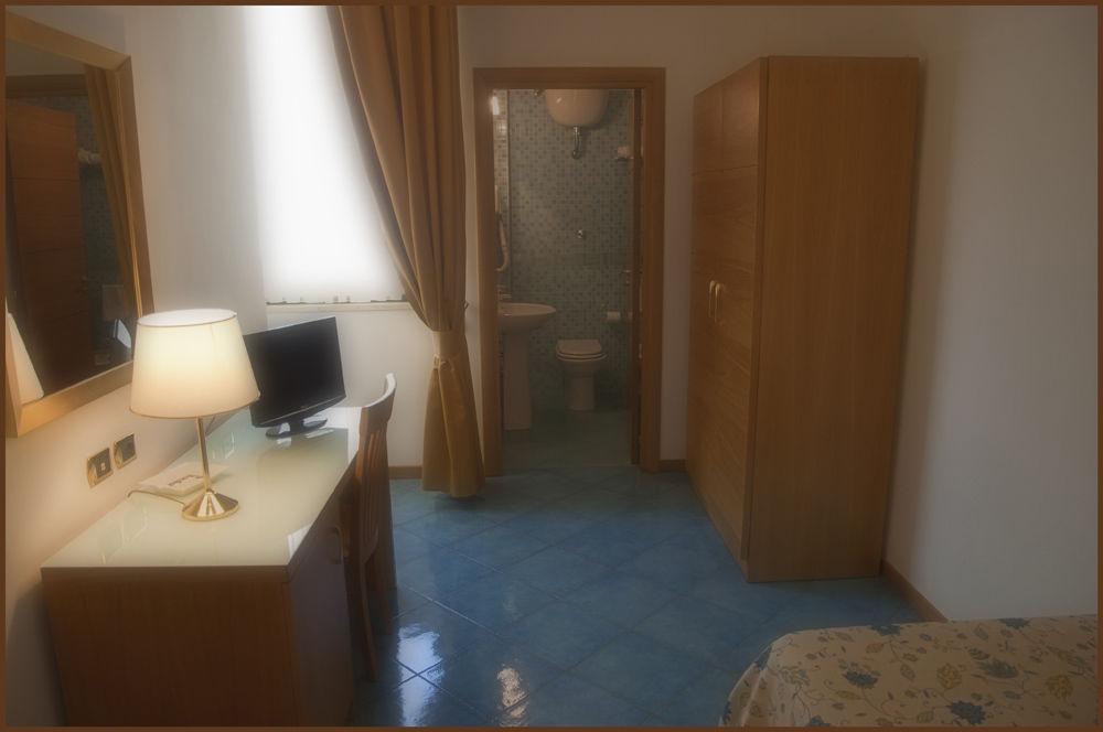 City Hotel Касория Екстериор снимка