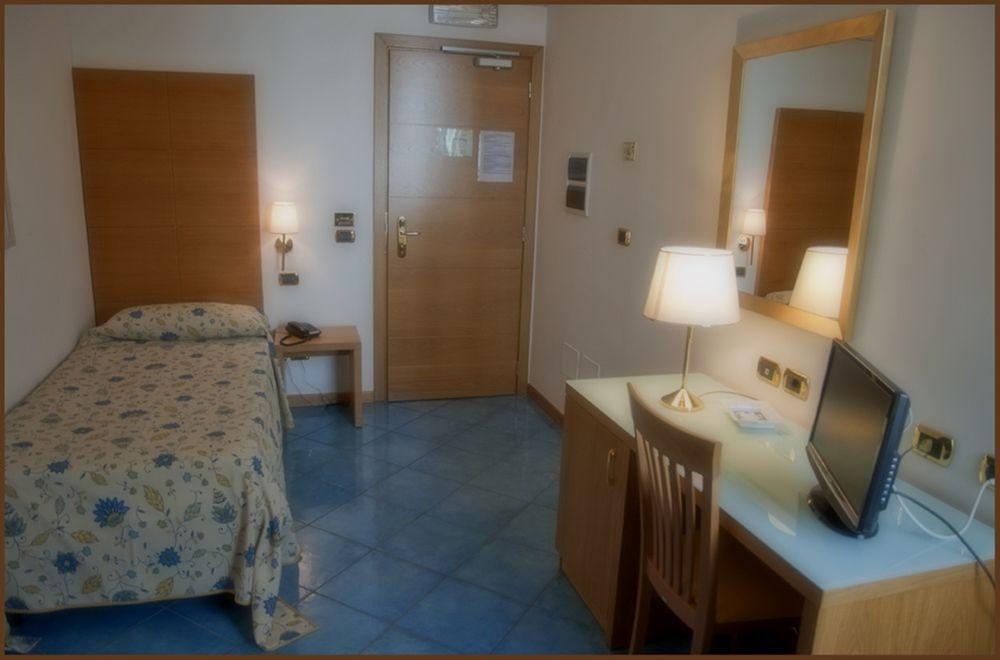 City Hotel Касория Екстериор снимка