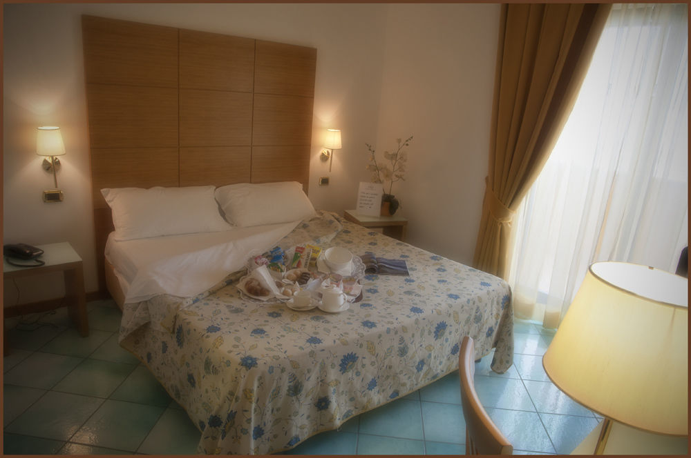 City Hotel Касория Екстериор снимка