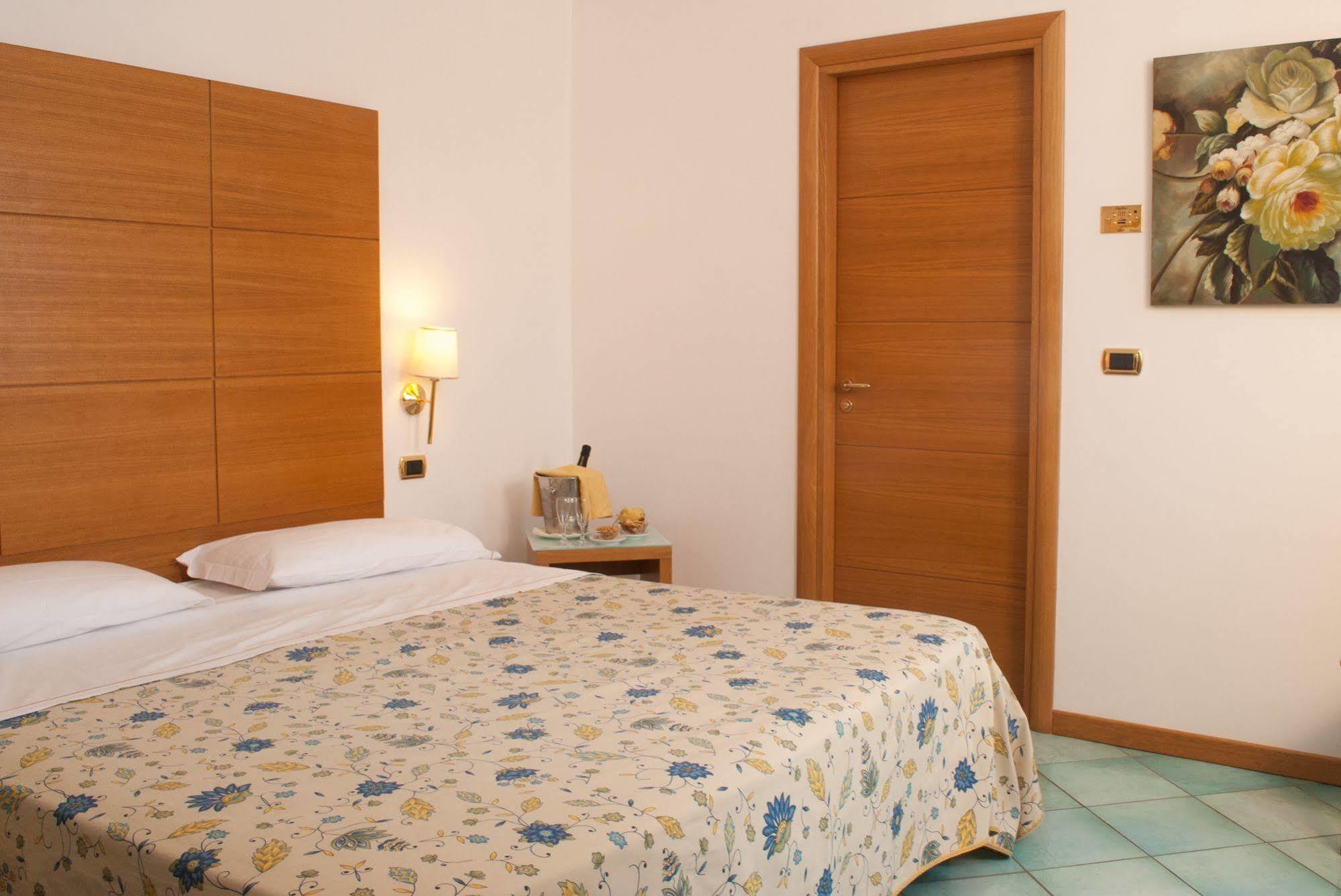 City Hotel Касория Екстериор снимка