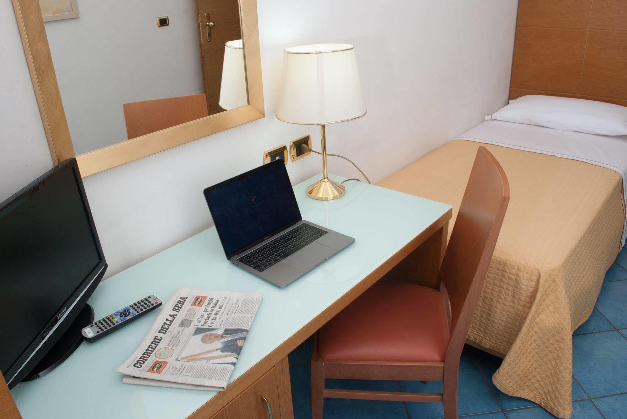 City Hotel Касория Екстериор снимка