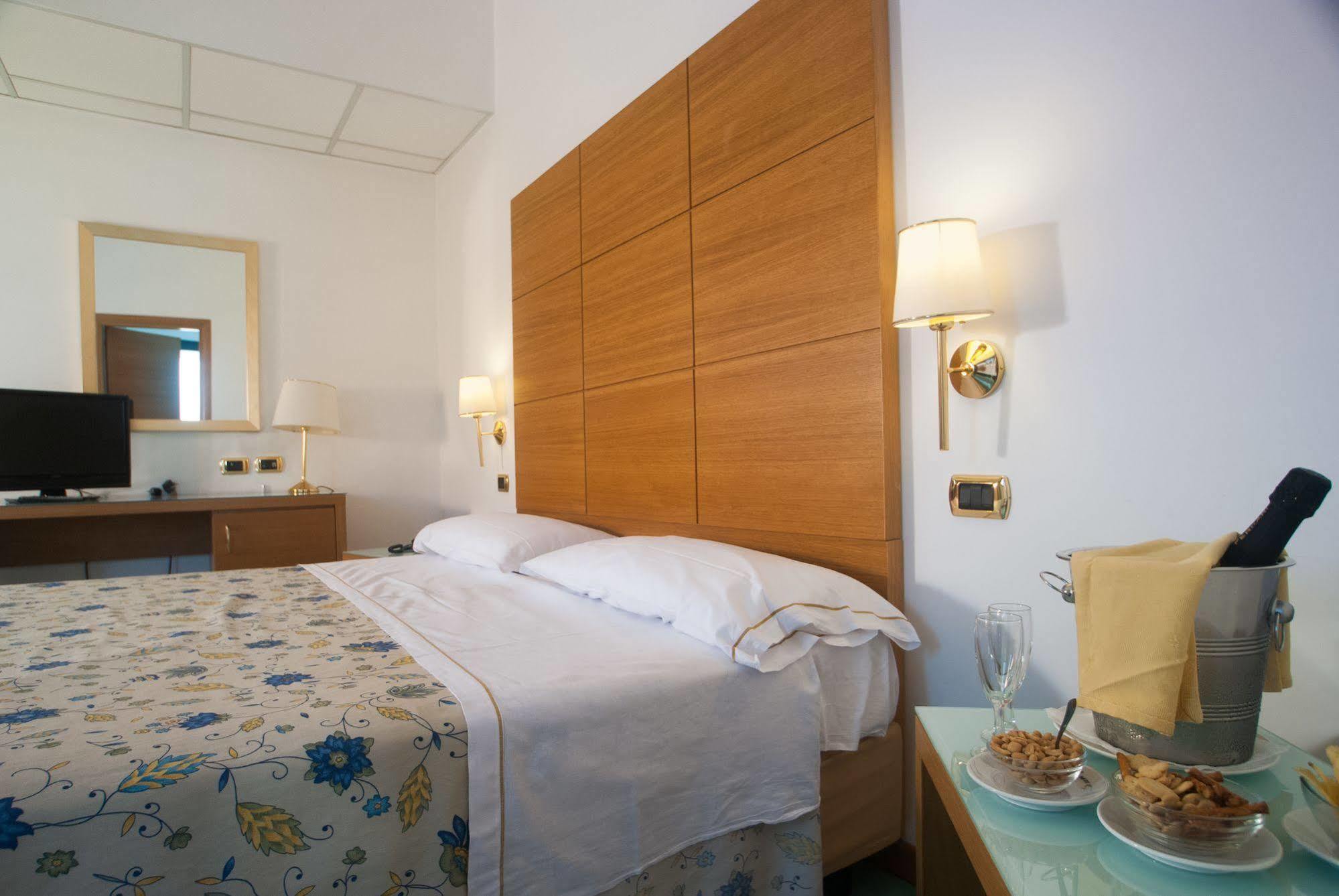 City Hotel Касория Екстериор снимка