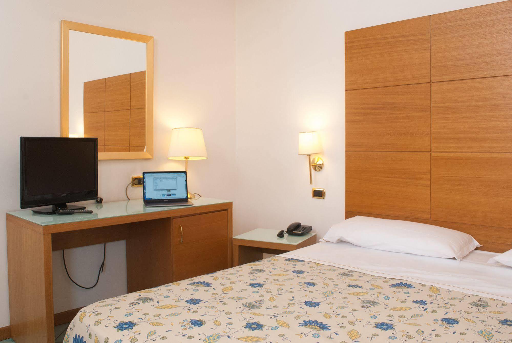 City Hotel Касория Екстериор снимка