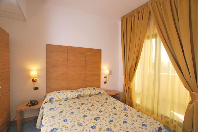 City Hotel Касория Екстериор снимка