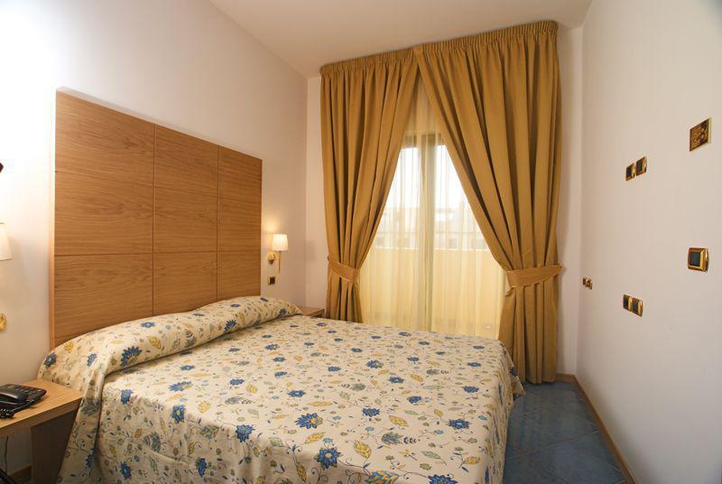 City Hotel Касория Екстериор снимка